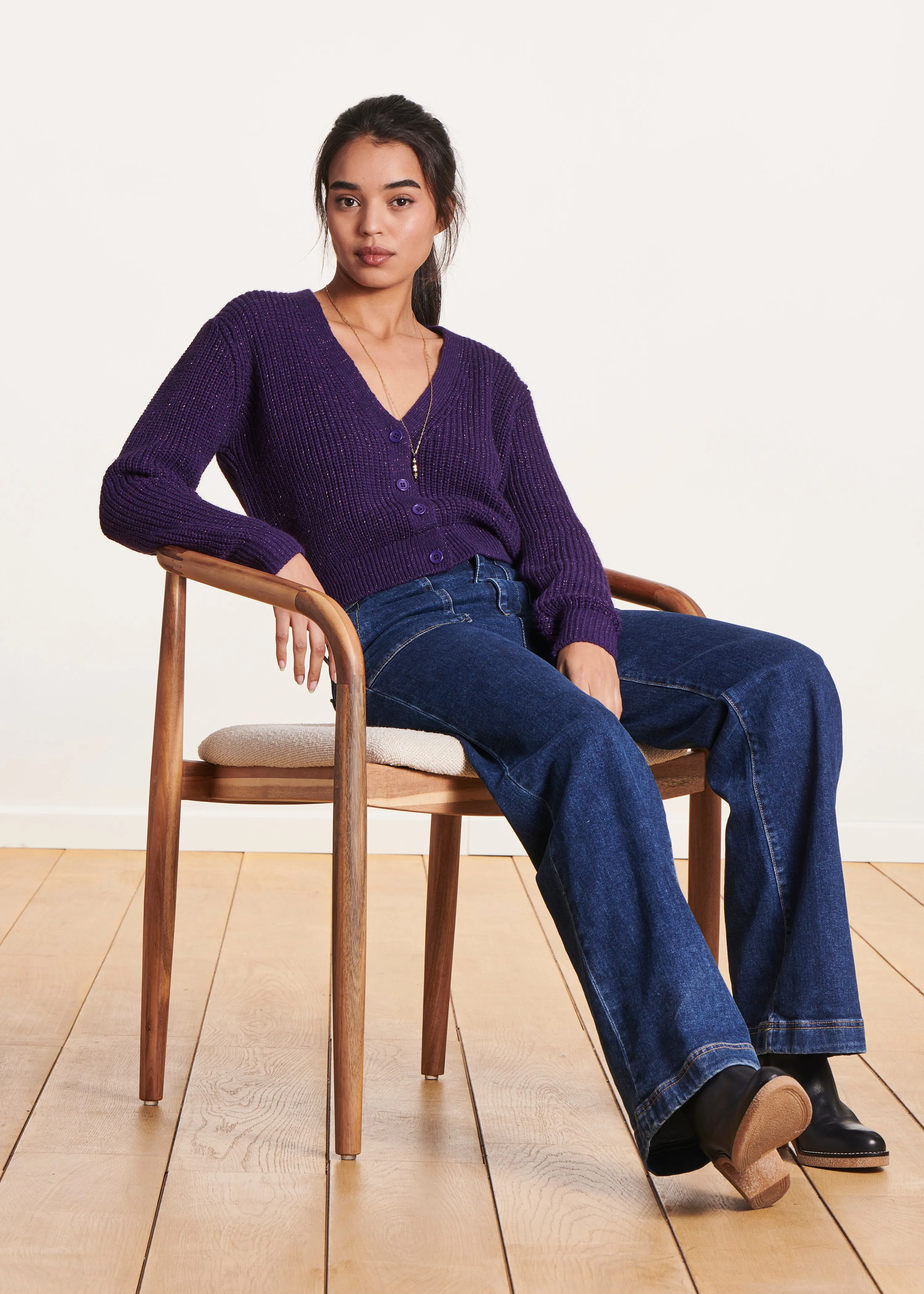 Gilet court violet en maille irisée col V